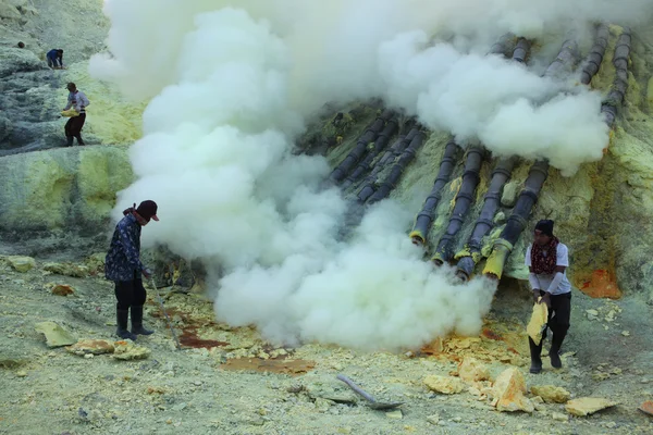 Tambang belerang Kawah Ijen di Jawa Timur — Stok Foto