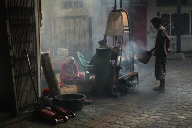 Satıcılar hazırlamak ve Surakarta sokak gıda satmak