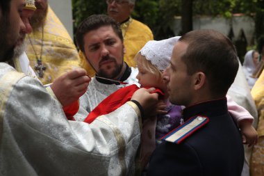 Genç kız Eucharist alır