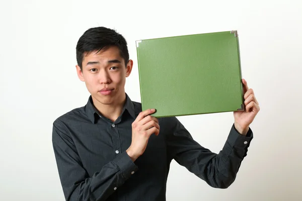 Asiático hombre mostrando caja — Foto de Stock