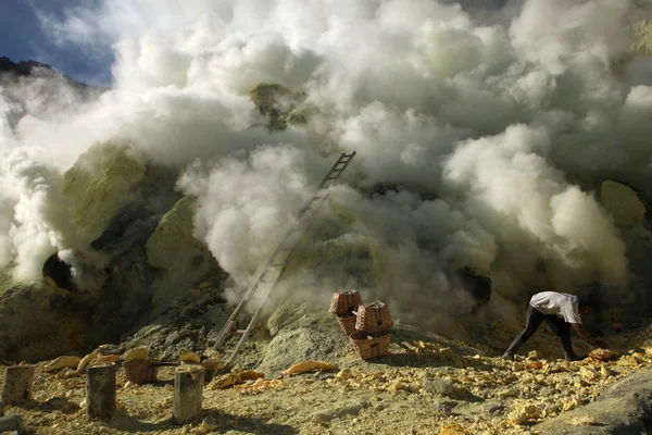 Miniere di zolfo Kawah Ijen a Giava orientale — Foto Stock