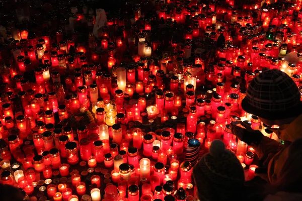 Menschen zünden Kerzen zum Gedenken an — Stockfoto