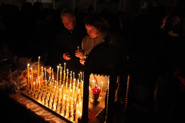 Orthodoxe gelovigen licht kaarsen in Pskov, Rusland. — Stockfoto