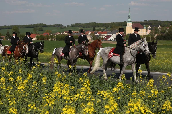 Húsvéti lovasok részt venni a húsvéti ünnepi lovas felvonulás — Stock Fotó