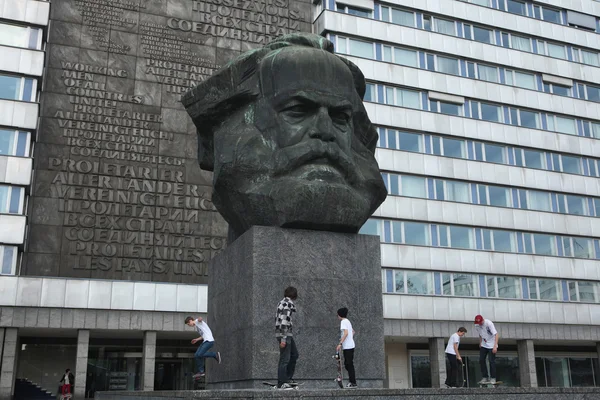 Deszkások képzés előtt a Karl-Marx-emlékmű — Stock Fotó