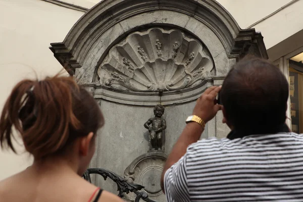 Les touristes regardent le Manneken Pis — Photo