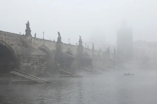 Pescatore e Ponte Carlo a Praga — Foto Stock