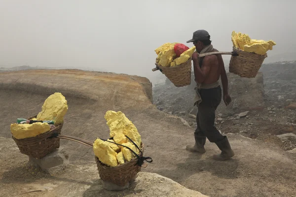 Miner carries baskets in Indonesia — Stock Photo, Image