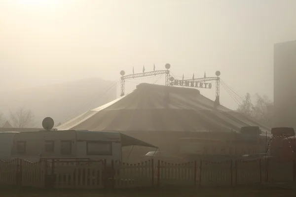 Morgennebel bedeckt das Zirkuszelt — Stockfoto