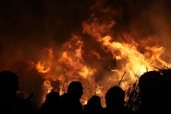 People look at the Easter bonfire — Stock Photo, Image