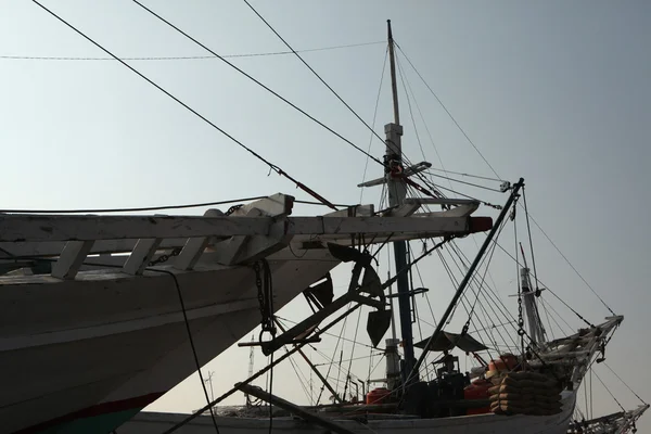 Ξύλινα ιστιοφόρα πλοία στην Τζακάρτα, Ινδονησία. — Φωτογραφία Αρχείου