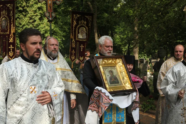 Православный священник несет икону Девы Марии — стоковое фото