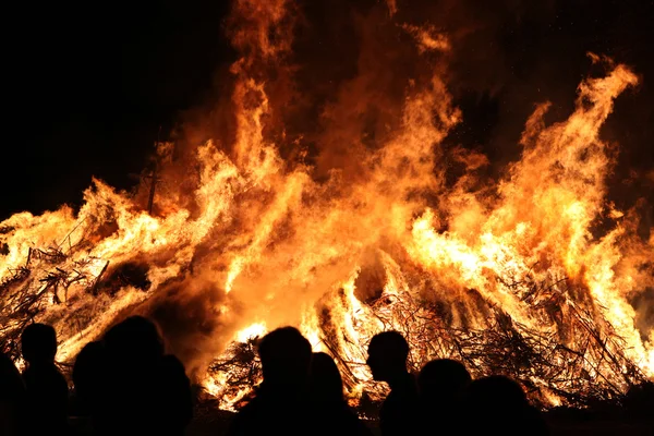 As pessoas olham para a fogueira da Páscoa — Fotografia de Stock
