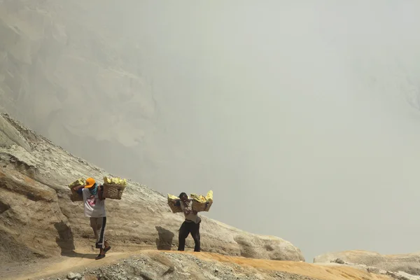 Miners carry baskets in Indonesia — Stock Photo, Image