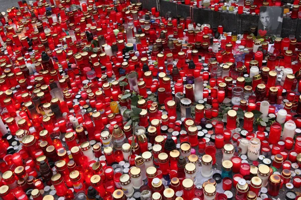 Candles burning in memoriam Czech president — Stock Photo, Image