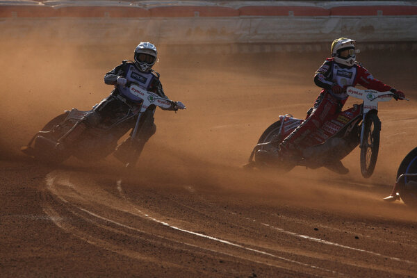 Гонщики на спидвее соревнуются на треке
