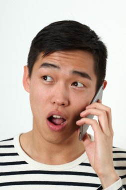 Şaşırmış gibi genç Asyalı adam