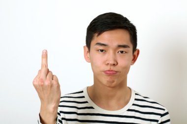 Memnun genç Asyalı adam