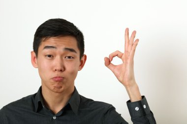 Tamam işareti veren Asyalı adam