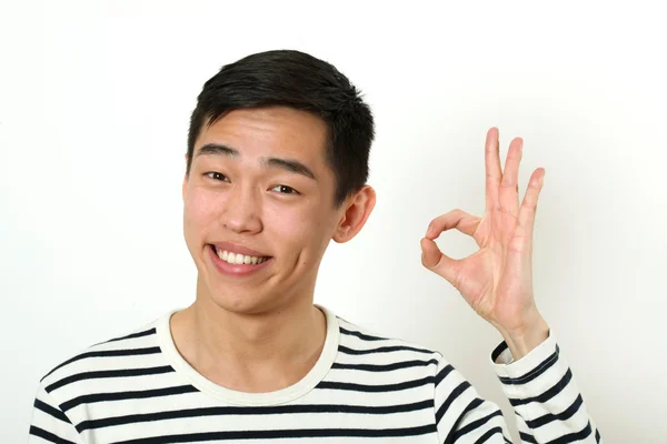 Souriant jeune homme asiatique — Photo