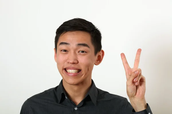 Asiatiska mannen att ge seger tecken — Stockfoto