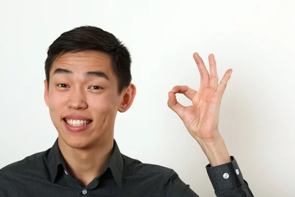 Asiatique homme donner l 'ok signe — Photo