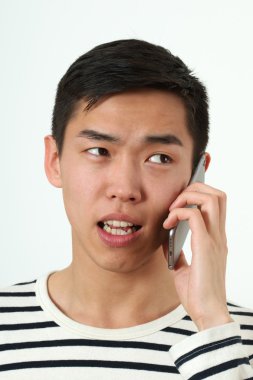 Akıllı telefon kullanan adam.