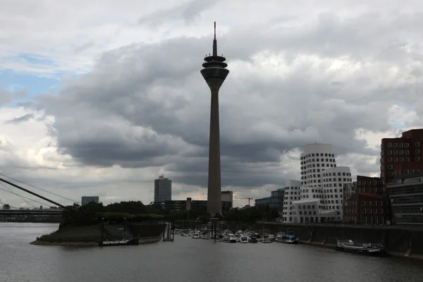 Rheinturm in Düsseldorf, Deutschland. — Stockfoto