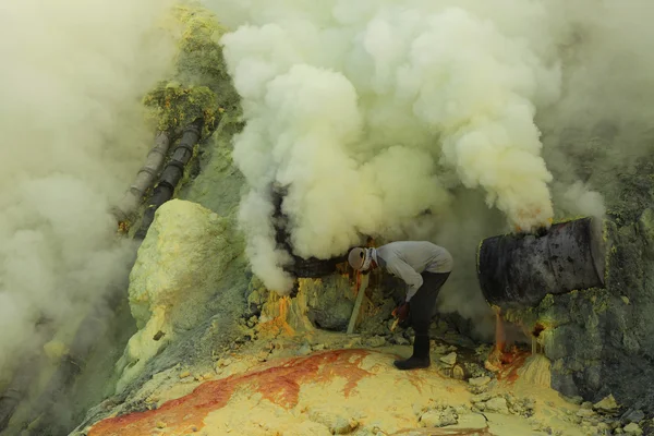 Sulphur mines in East Java — Stock Photo, Image