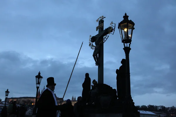 Lamplighter lights a gas light — Stock Photo, Image