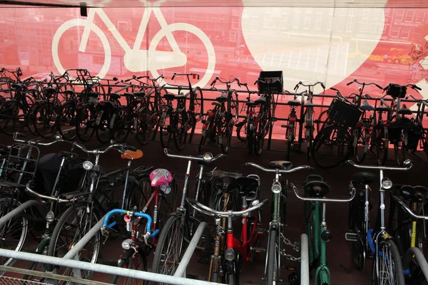 Estacionamiento de bicicletas —  Fotos de Stock