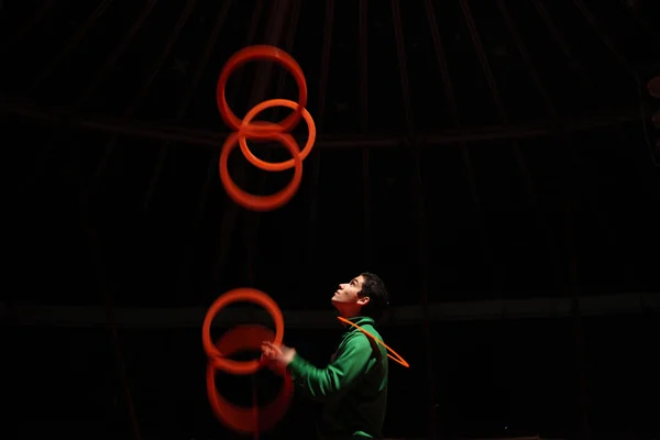Juggler rehearses in the Humberto Circus. — Stock Photo, Image
