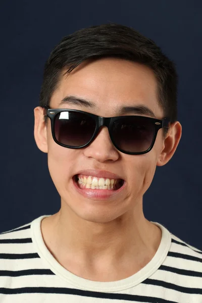 Азиатский мужчина в солнечных очках — стоковое фото