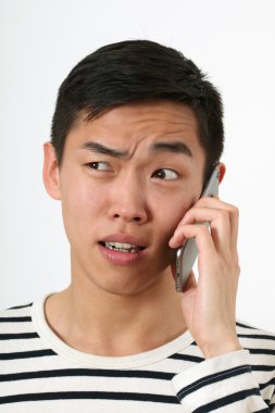 Bir akıllı telefon kullanan Asyalı adam