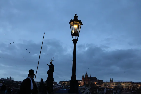 Lamplighter enciende una luz de calle —  Fotos de Stock