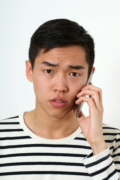 स्मार्टफोन वापरून आशियाई माणूस — स्टॉक फोटो, इमेज