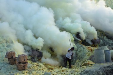 Mayın Kawah Ijen'de, Endonezya-sülfür