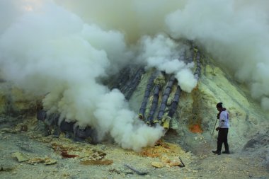 Mayın Kawah Ijen'de, Endonezya-sülfür