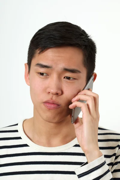 स्मार्टफोन वापरून आशियाई माणूस — स्टॉक फोटो, इमेज