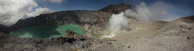 Kawah Ijen'de asit gölde