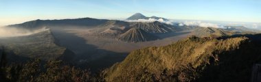 Mount Bromo üzerinde gündoğumu