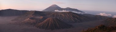 Mount Bromo üzerinde gündoğumu
