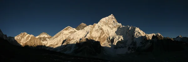 Monte Everest y Monte Nuptse — Foto de Stock