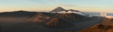 Mount Bromo üzerinde gündoğumu