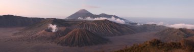 Mount Bromo üzerinde gündoğumu