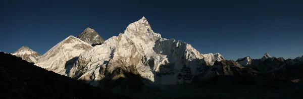 Mount Everest en de Khumbu gletsjer — Stockfoto