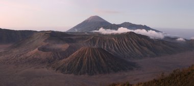 Mount Bromo üzerinde gündoğumu