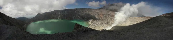 Kawah Ijen'de asit gölde — Stok fotoğraf