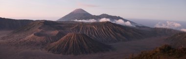 Mount Bromo üzerinde gündoğumu