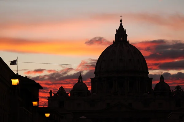 Pôr do sol sobre a cúpula da Basílica de São Pedro — Fotografia de Stock